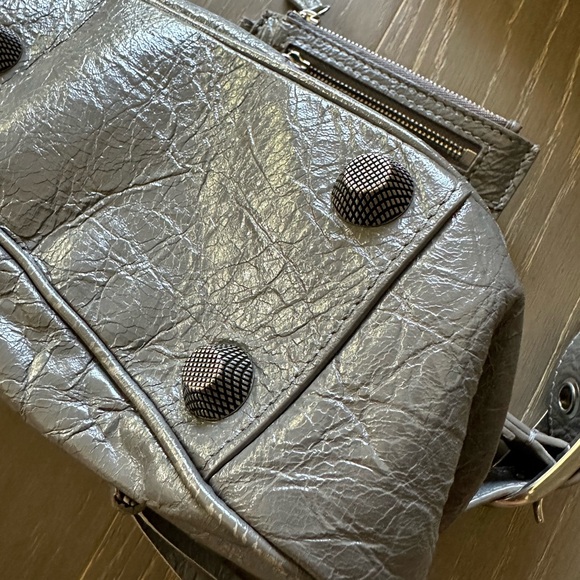 BALENCIAGA SMALL LE CAGOLE SHOULDER BAG IN GREY WITH AGED SILVER HARDWARE - Picture 6 of 16